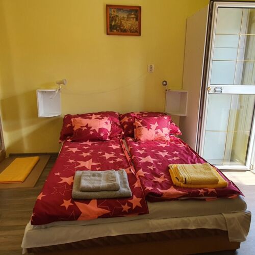 Yard View 1-Room Balcony Apartment for 2 Persons