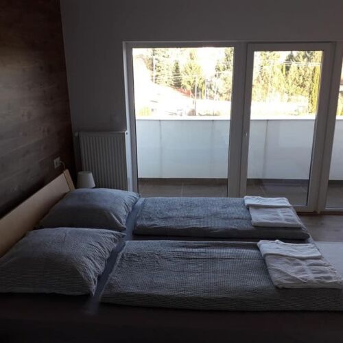 Camera dubla lCD TV cu terasa (se poate solicita pat suplimentar)