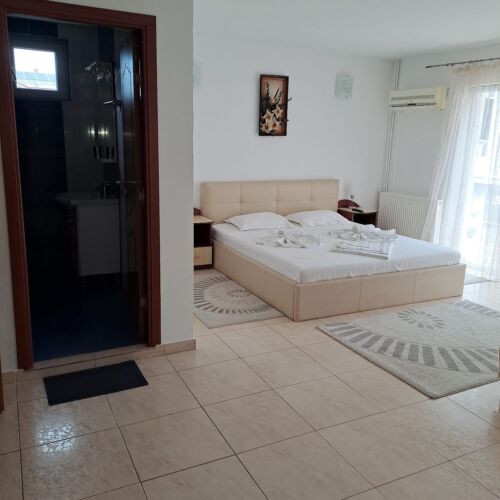 Apartament tourist la etaj cu 2 camere pentru 4 pers.