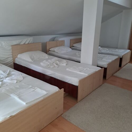 Camera cvadrupla tourist la mansardă (se poate solicita pat suplimentar)