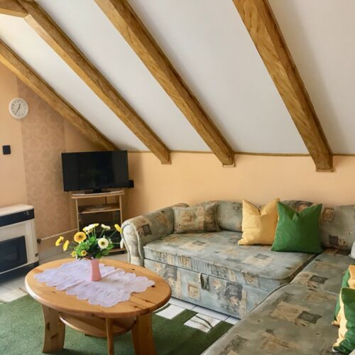 Apartament 4-osobowy na poddaszu Przyjazny podróżom rodzinnym z 2 pomieszczeniami sypialnianymi (możliwa dostawka)