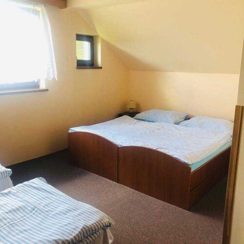 Zuhanyzós közös teakonyhával kétágyas szoba