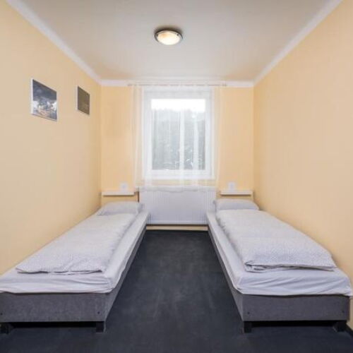 Dvoulůžkový pokoj s manzelskou postelí a přistýlkou bez SZ