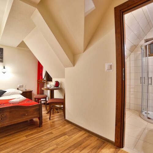 Camera dubla la etaj cu vedere spre grădină