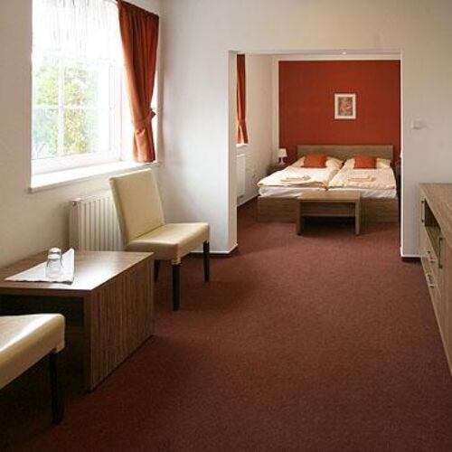 Vierbettzimmer mit Dusche