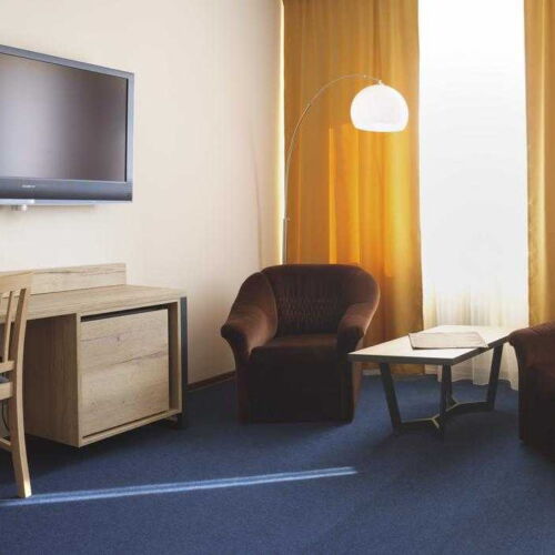 Upstairs 1-Room Apartment for 2 Persons ensuite (extra bed available)