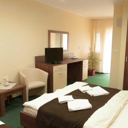 Pokoj s balkónem se sprchou s manželskou postelí