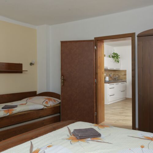 Apartament la parter cu bucătărie proprie cu 2 camere pentru 6 pers.