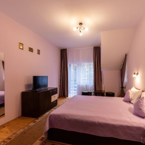 Pokoj s balkónem s manželskou postelí na poschodí