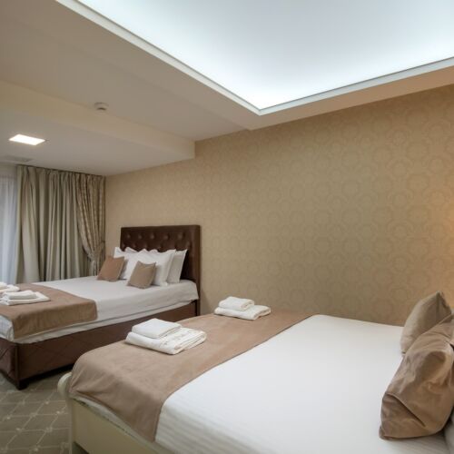 Suita deluxe cu balcon cu 1 camera pentru 4 pers.