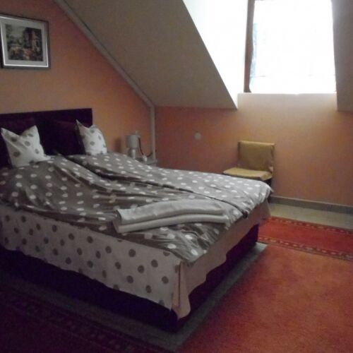 Pokoj se společnou kuchyňkou s manželskou postelí na poschodí (s možností přistýlky)