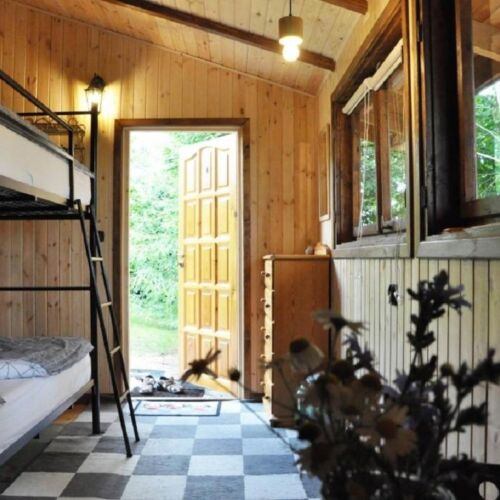 Domek drewniany 4-osobowy z łazienką z widokiem na ogród