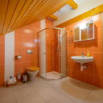 Zuhanyzós saját konyhával négyágyas szoba (pótágyazható)