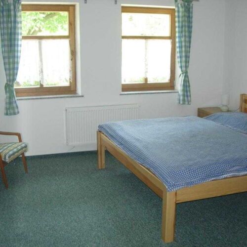 Pokoj se sprchou se společnou kuchyňkou s manželskou postelí