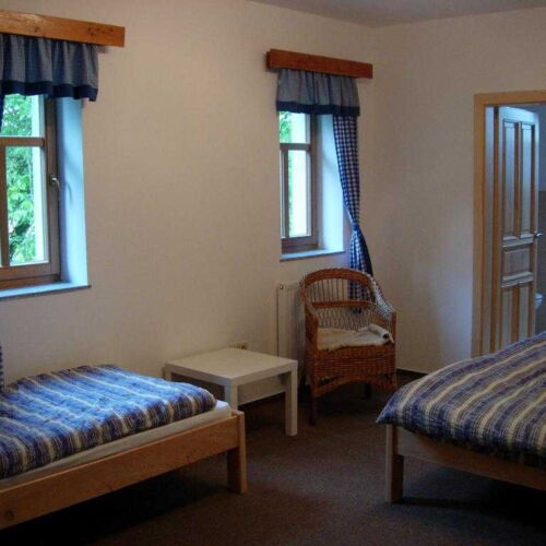 Pokoj se sprchou s privátní koupelnou mimo apartmán pro 4 os.