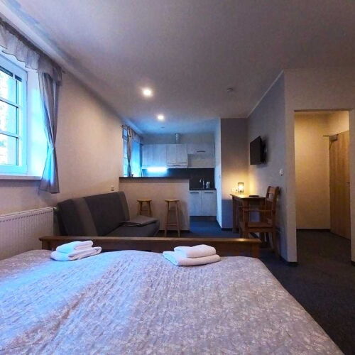 Apartman se sprchou s privátní koupelnou mimo apartmán pro 2 os.