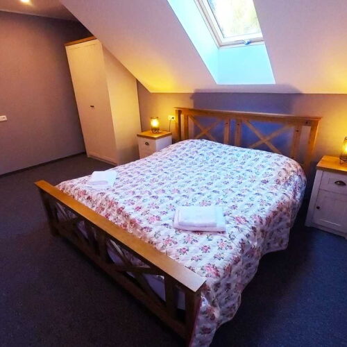 Apartman se sprchou s privátní koupelnou mimo apartmán pro 3 os.