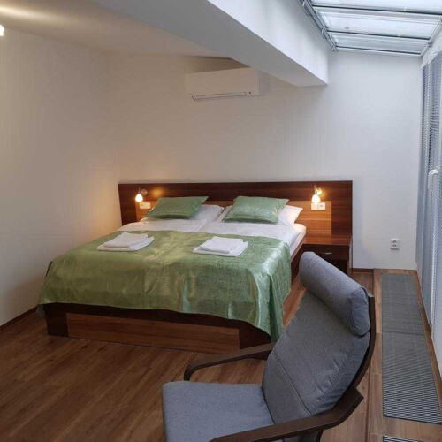 Pokoj s klimatizací se sprchou s manželskou postelí