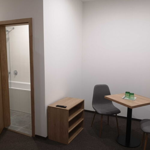 Pokoj s klimatizací se sprchou s manželskou postelí