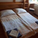 Pokoj s manželskou postelí s výhledem do zahrady v přízemí