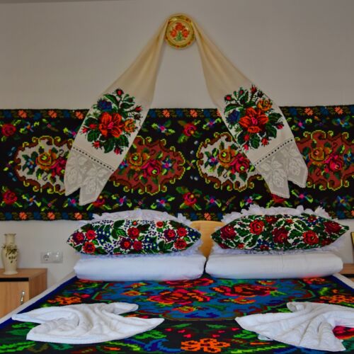 Camera tripla cu balcon