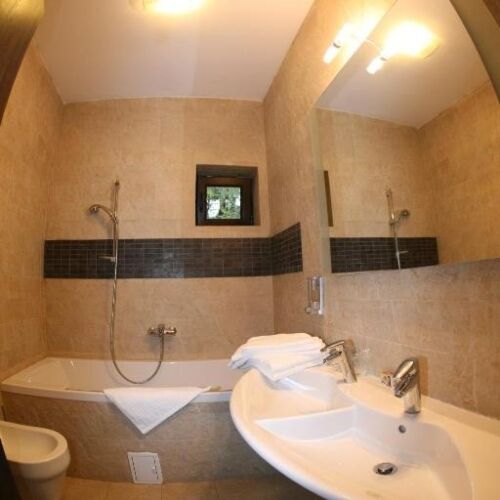 Camera cvadrupla deluxe cu balcon