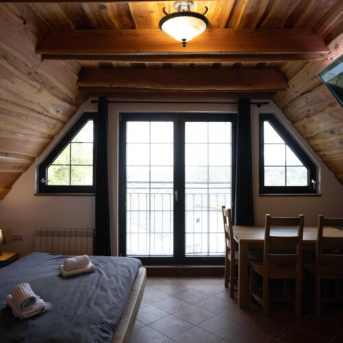 Apartament cu chicinetă proprie cu aer condiționat pentru 2 pers. (se poate solicita pat suplimentar)