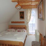 Dvoulůžkový pokoj s manželskou postelí a výhledem na hory
