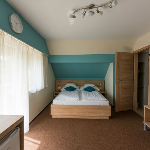 Camera tripla la mansardă cu vedere spre oraș