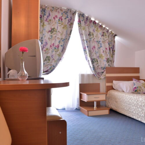 Camera single la mansardă cu balcon