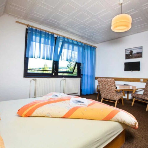 Pokoj se sprchou  s manželskou postelí