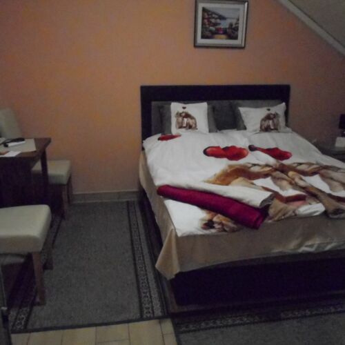 Classic Pokoj se společnou kuchyňkou s manželskou postelí