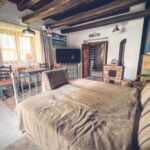 Whole House Romantic Apartment for 4 Persons (extra bed available)