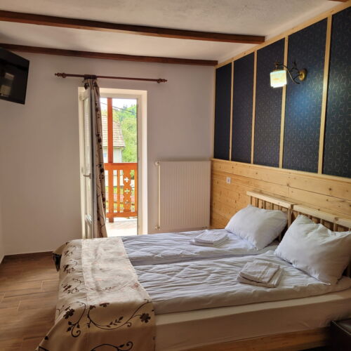 Pokoj s balkónem s manželskou postelí s výhledem na hory