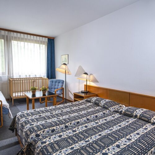 Camera tripla la etaj cu vedere spre munte