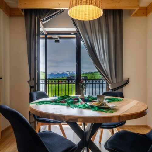 Apartman s balkónem pro 4 os. se 2 ložnicemi s výhledem na hory (s možností přistýlky)