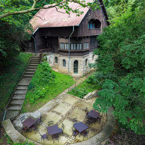 Vila cu balcon cu vedere spre padure pentru 15 pers. (se inchirieaza doar integral) (se poate solicita pat suplimentar)