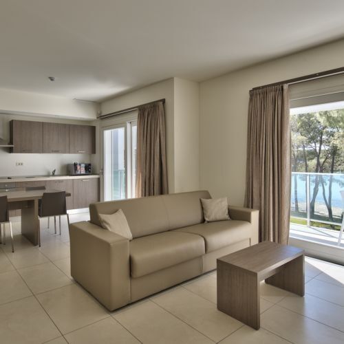 Apartament exclusive cu vedere parțială spre mare cu 2 camere pentru 4 pers.