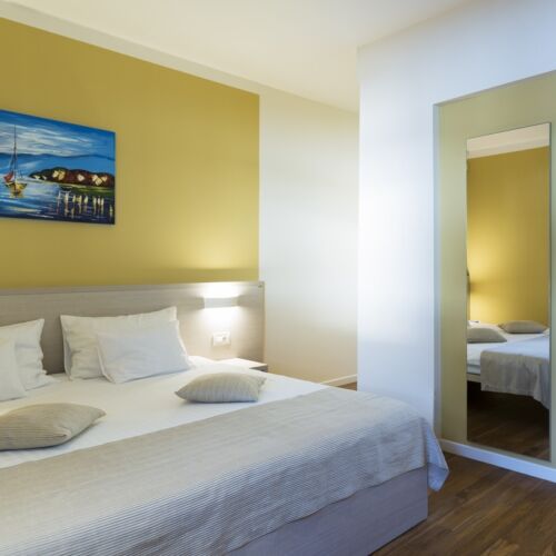 Suita family cu vedere parțială spre mare cu 2 camere pentru 4 pers.