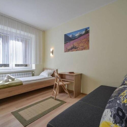 Camera tripla la etaj cu vedere spre munte