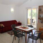 Apartament la etaj cu balcon cu 1 camera pentru 2 pers. (se poate solicita pat suplimentar)