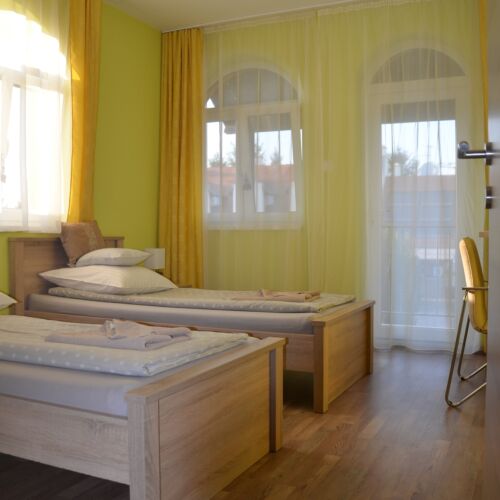 Camera twin la etaj cu vedere spre lac (se poate solicita pat suplimentar)