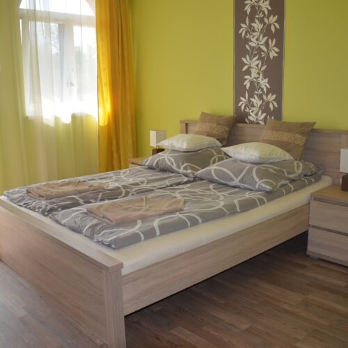 Camera dubla la parter cu vedere spre parc