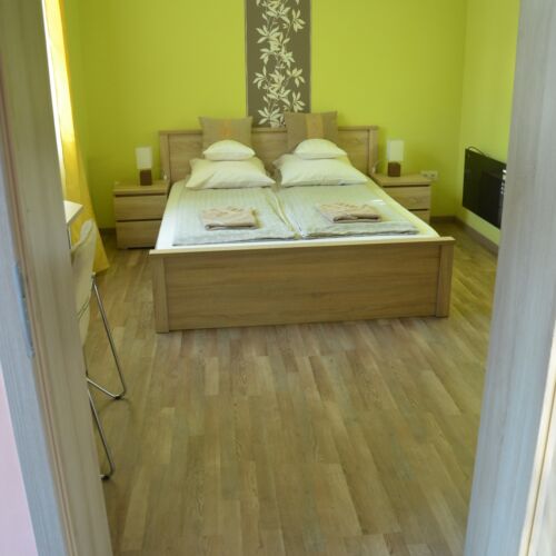 Camera dubla la parter accesibil(a) persoanelor cu dizabilitati (se poate solicita pat suplimentar)