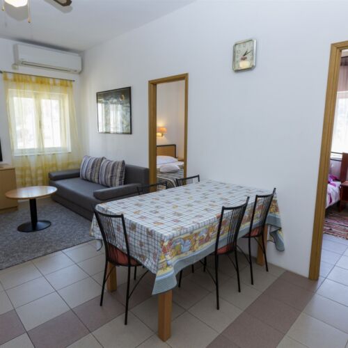 Apartament tourist la etaj cu 2 camere pentru 4 pers. (se poate solicita pat suplimentar)