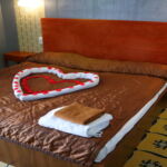 Pokoj s koupací vanou s manželskou postelí s výhledem na řeku