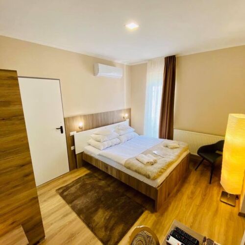 Pokoj propojené s manželskou postelí na poschodí