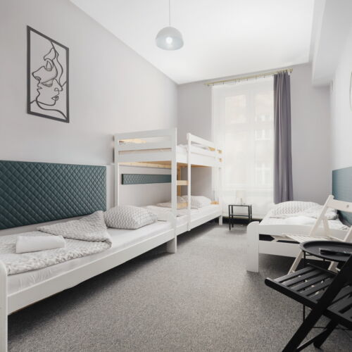 Pokój 4-osobowy z łazienką ze wspólnym aneksem kuchennym