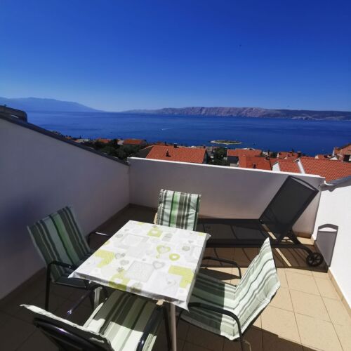 Apartament la mansardă cu vedere spre mare cu 3 camere pentru 5 pers.