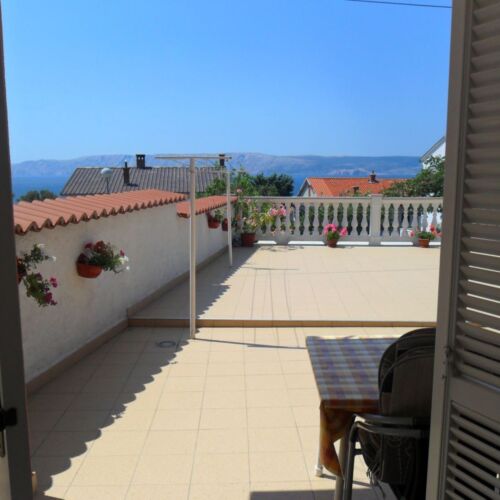 Apartament la parter cu vedere spre mare cu 1 camera pentru 2 pers.